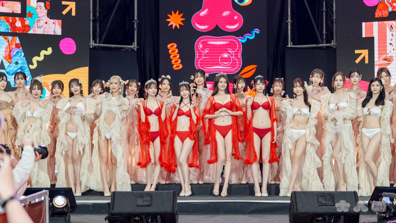 2026 大人國頒獎典禮，女優們在舞台上合影
