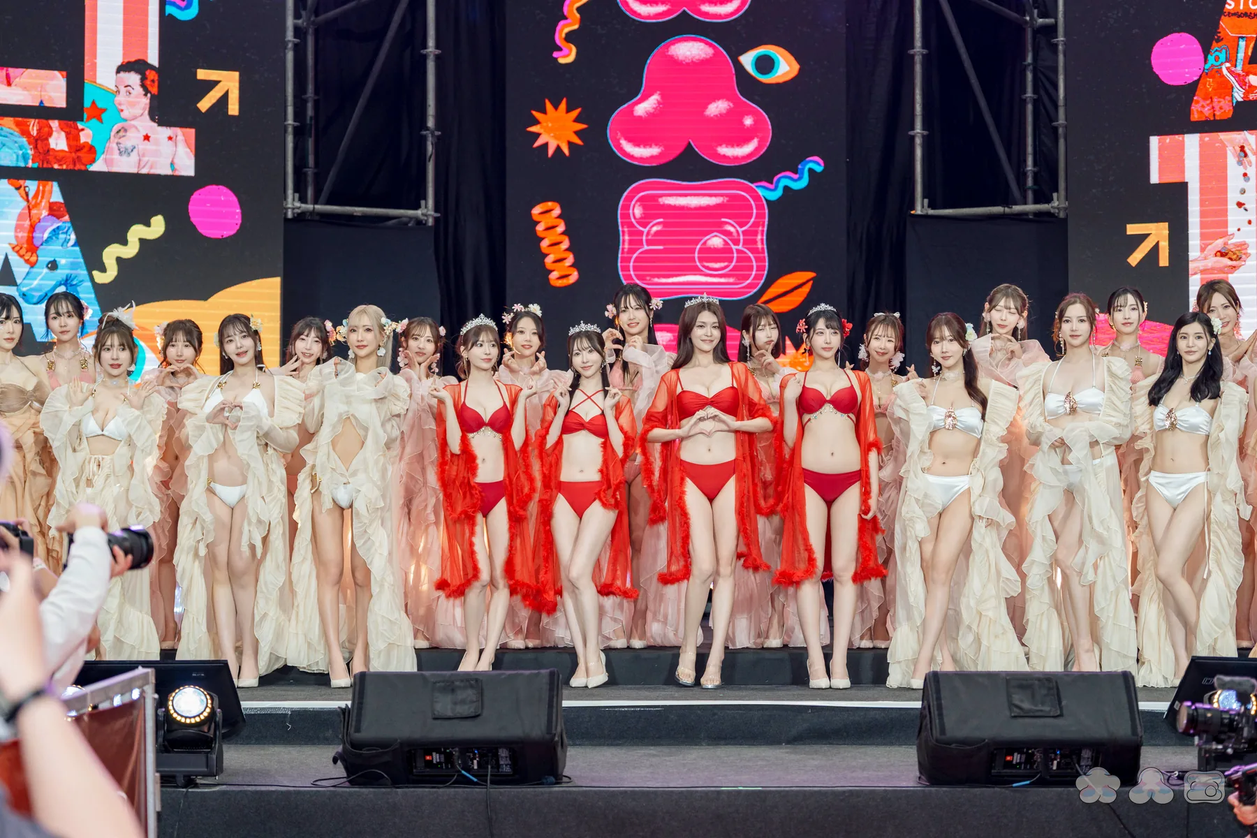2026 大人國頒獎典禮，女優們在舞台上合影